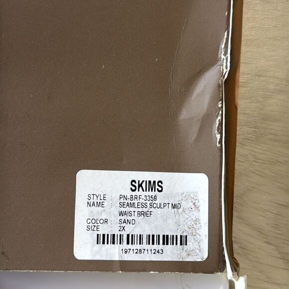 SKIMS Seamless Sculpt Mid Waist Brief sand 2X NWT in packaging - Picture 4 of 4